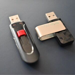 2x 3.0 USB (256GB & 64GB) Flash Drives
